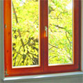прозорец с хубава дървена дограма